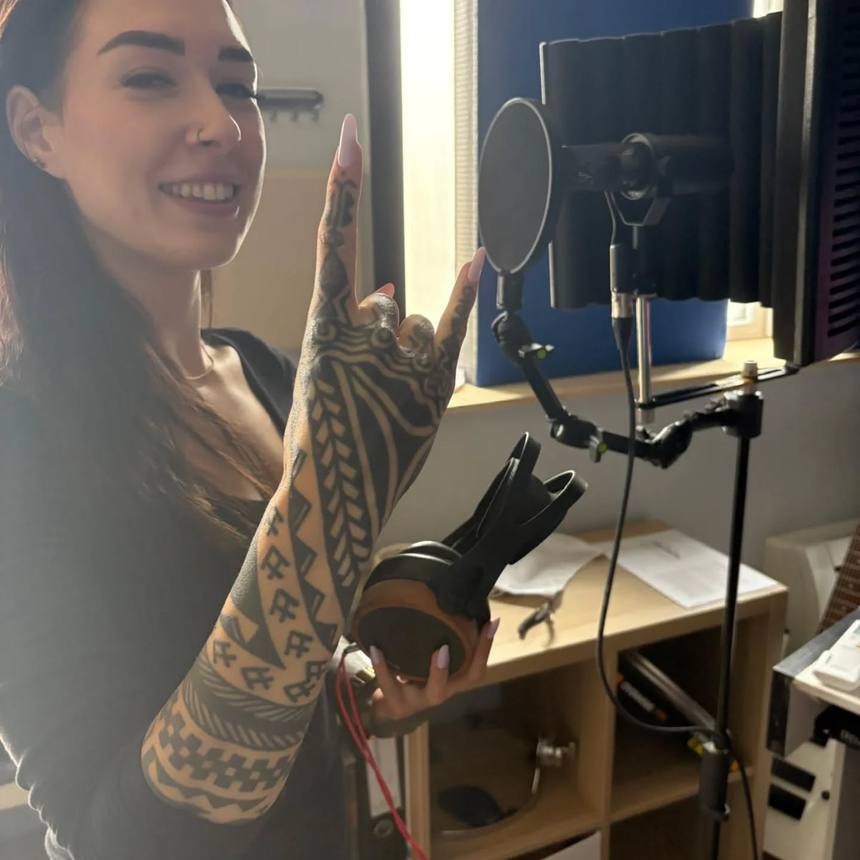 Ren&eacute;e at the microphone during a session